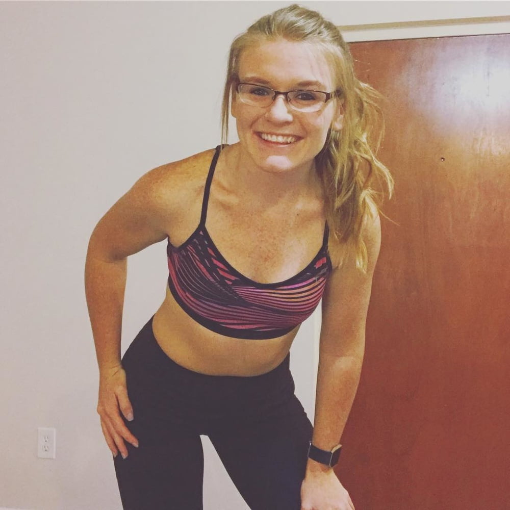 Eng aussehende Rothaarige Schlampe
 #97168185