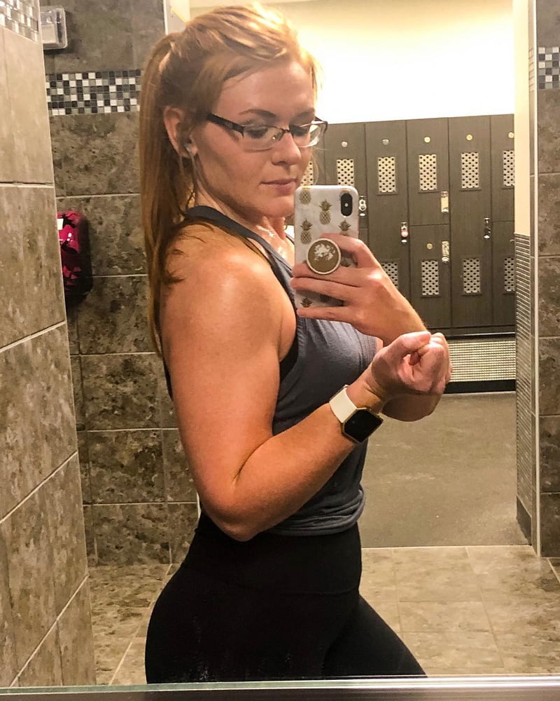 Eng aussehende Rothaarige Schlampe
 #97168196