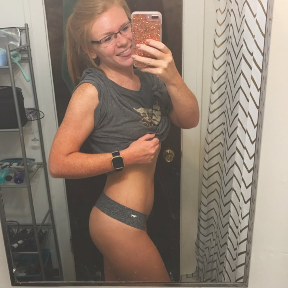 Eng aussehende Rothaarige Schlampe
 #97168204