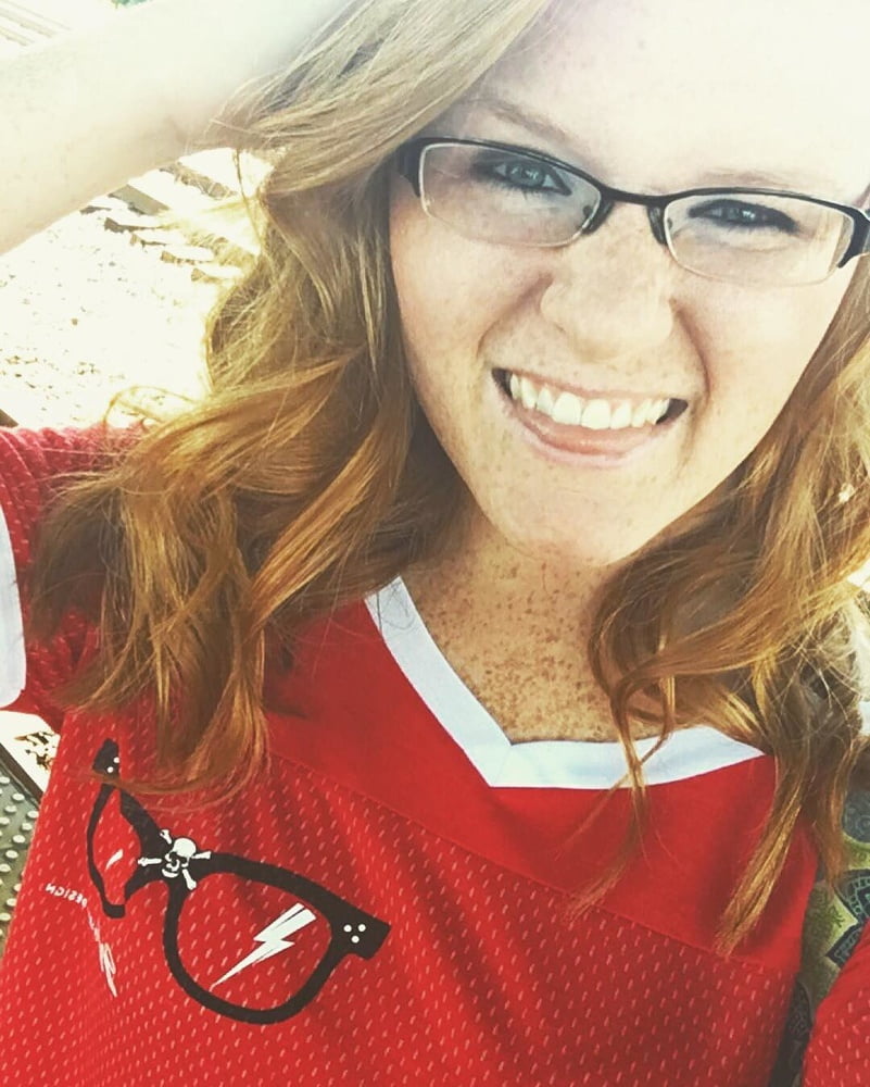 Eng aussehende Rothaarige Schlampe
 #97168215