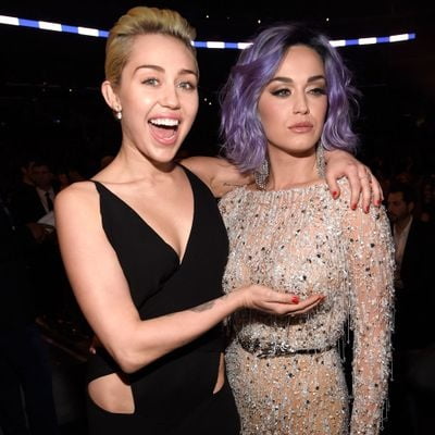 Miley cyrus toca los pechos de katy perry
 #94665758