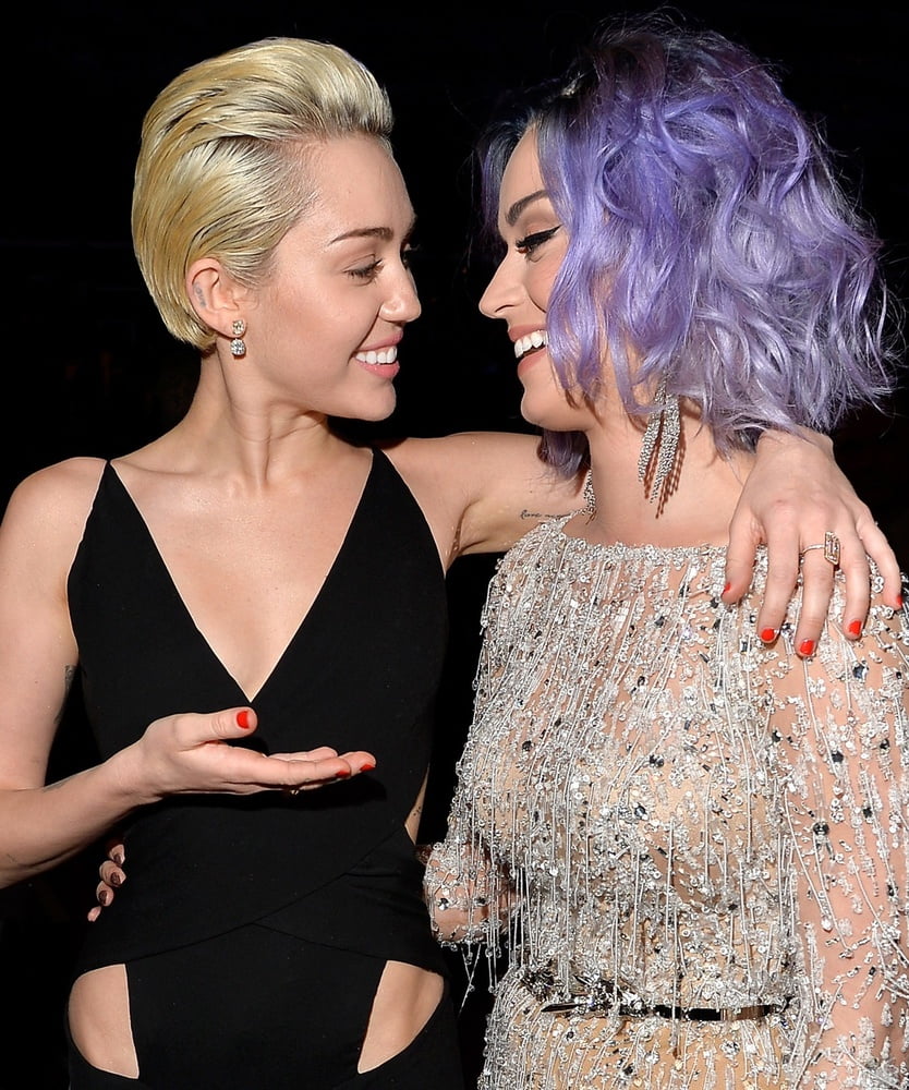 Miley cyrus toca los pechos de katy perry
 #94665762