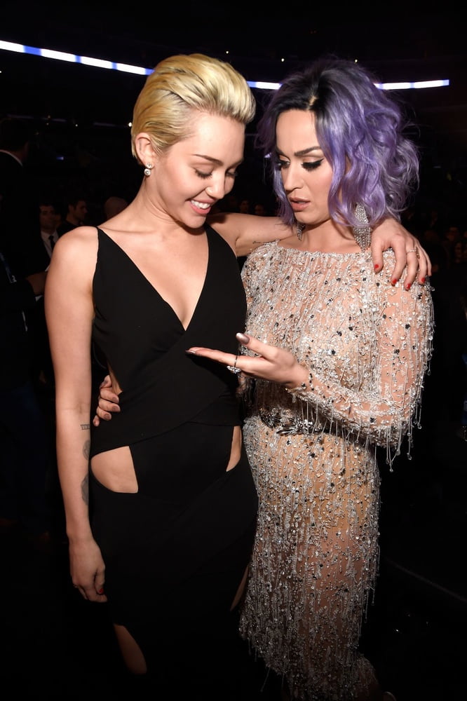 Miley cyrus toca los pechos de katy perry
 #94665764