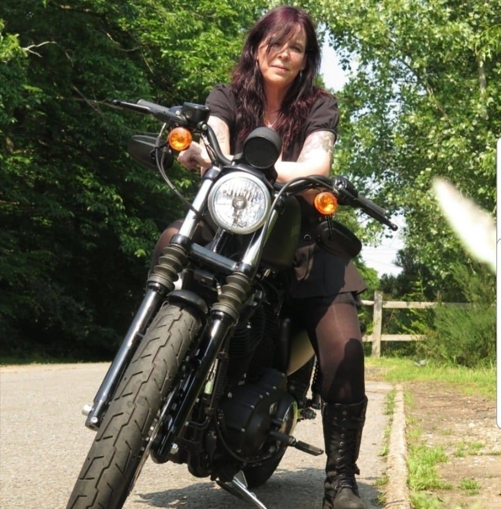 Sexy biker milf, biker chick, non nuda
 #95498400