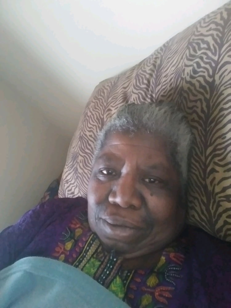 Hässliche 60 Jahre alte Oma
 #100056811