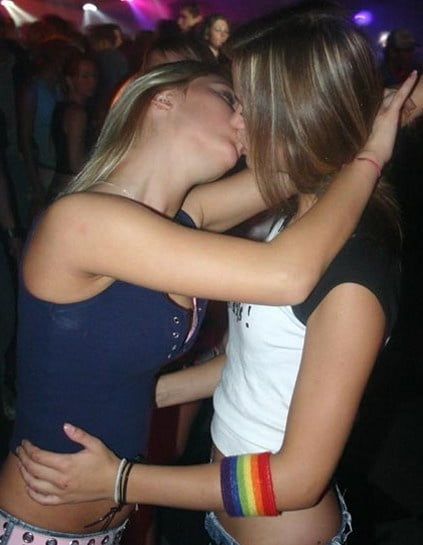 Lesbische kuesse 006 (lesbische Küsse)
 #90527741