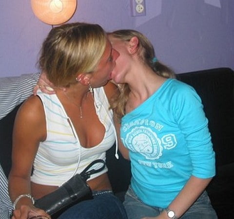 Lesbische kuesse 006 (baisers lesbiens)
 #90527750