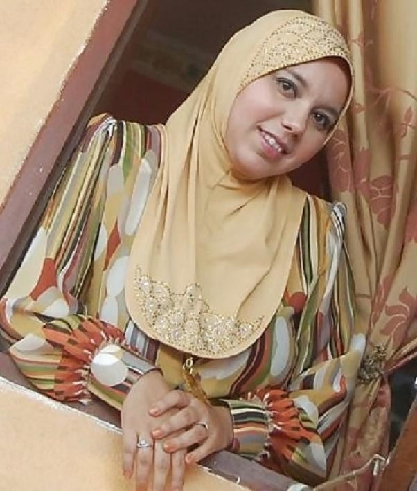 Arabe égyptienne mature hijab pute - gros seins
 #81943565