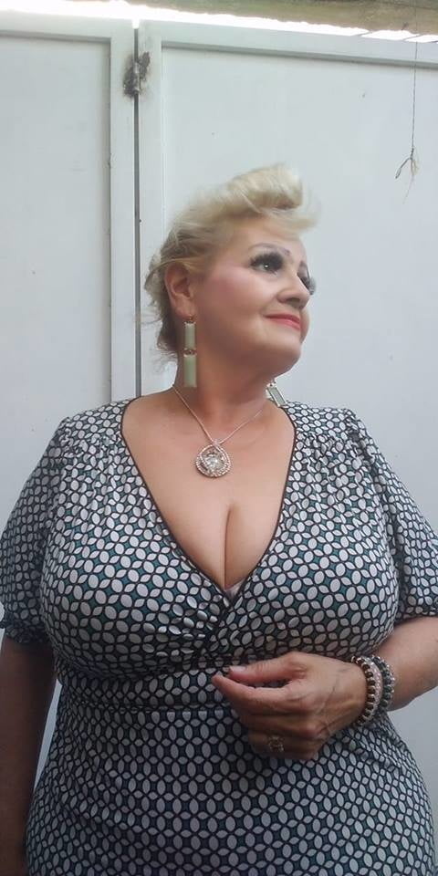 mature habillée - gros seins 18
 #93897529