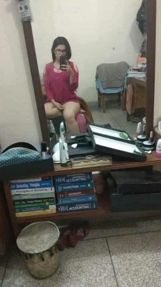 Nudi di ragazza indiana sexy con grandi tette trapelati
 #95192114