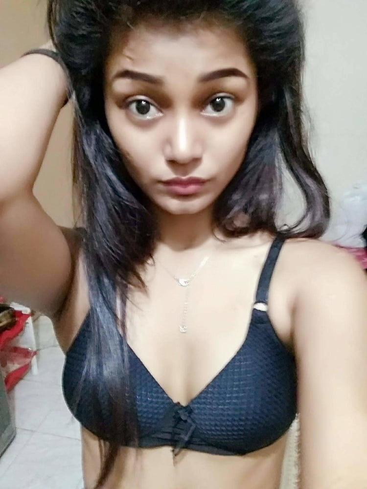 Nudi di ragazza indiana sexy con grandi tette trapelati
 #95192120