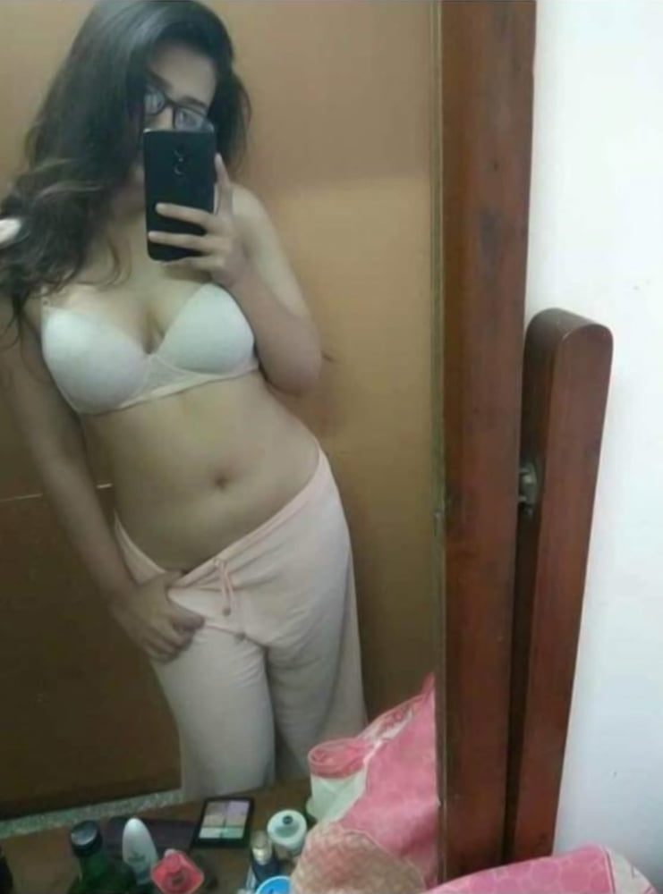 Nudi di ragazza indiana sexy con grandi tette trapelati
 #95192124
