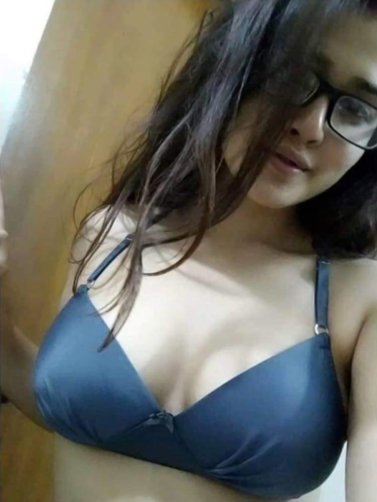 Nudi di ragazza indiana sexy con grandi tette trapelati
 #95192126