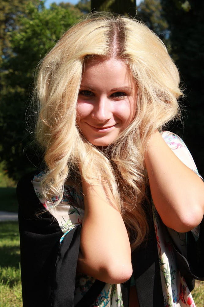 Modele blonde #82180598