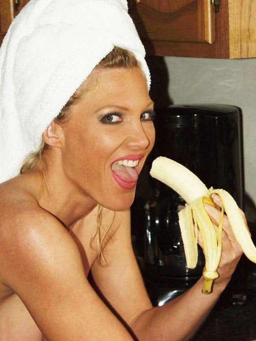 Mujer madura plátanos
 #91651775