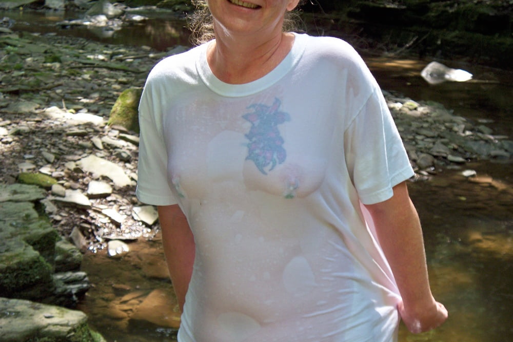 Wurde nackt an einem Wasserfall erwischt
 #98993415