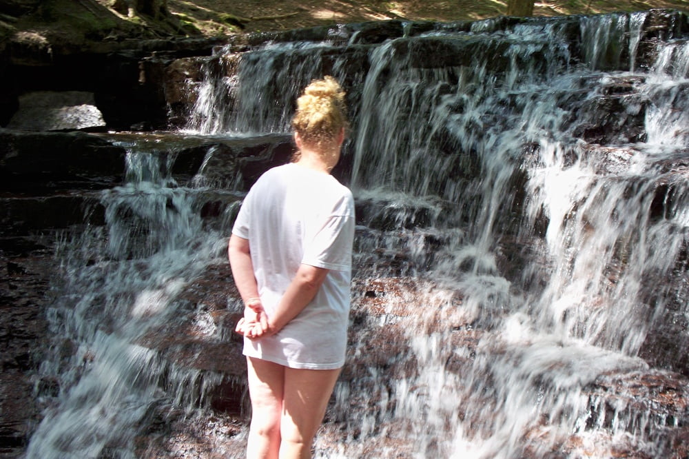Wurde nackt an einem Wasserfall erwischt
 #98993425