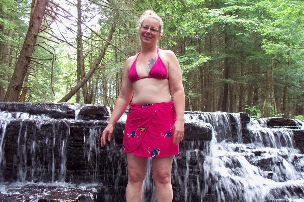 Wurde nackt an einem Wasserfall erwischt
 #98993460