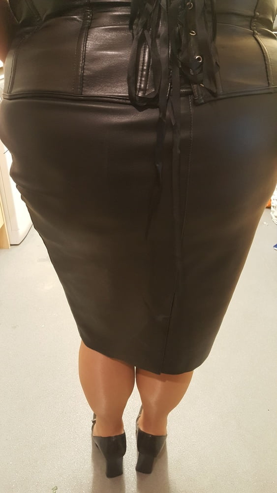 Black leather skirt and Corset #98002827