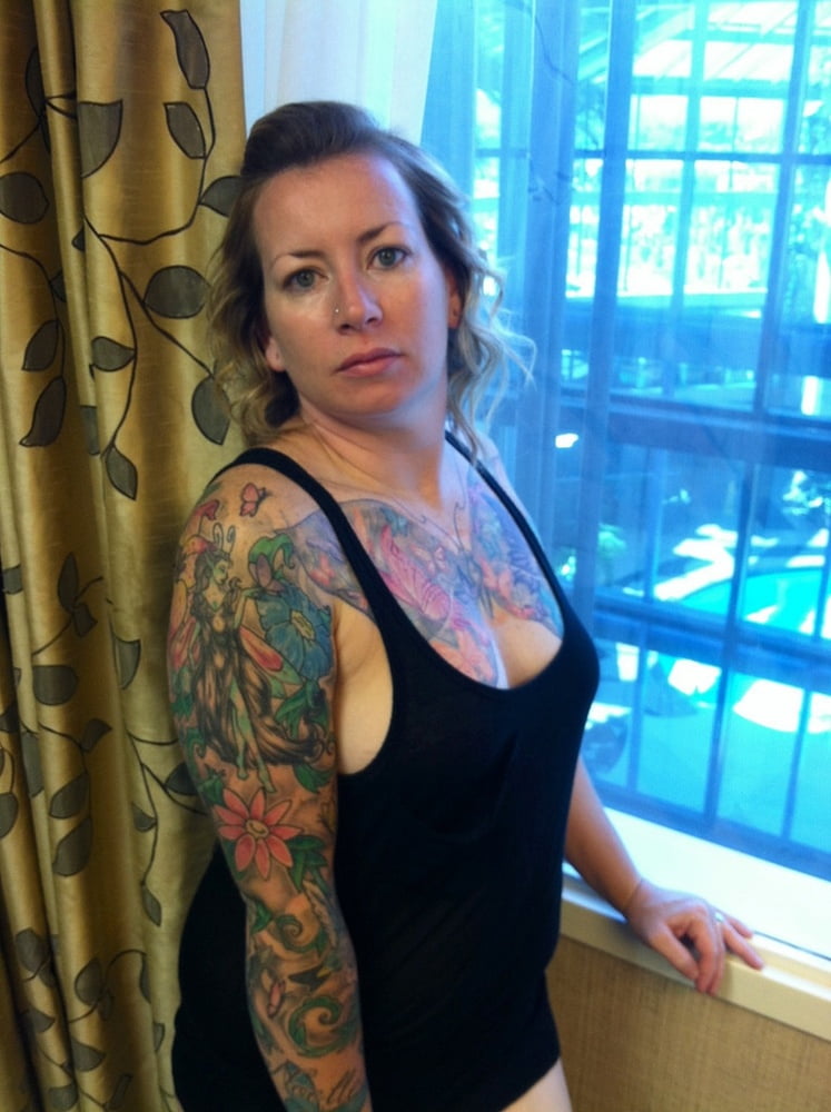 セクシーな入れ墨のある女性
 #81352861