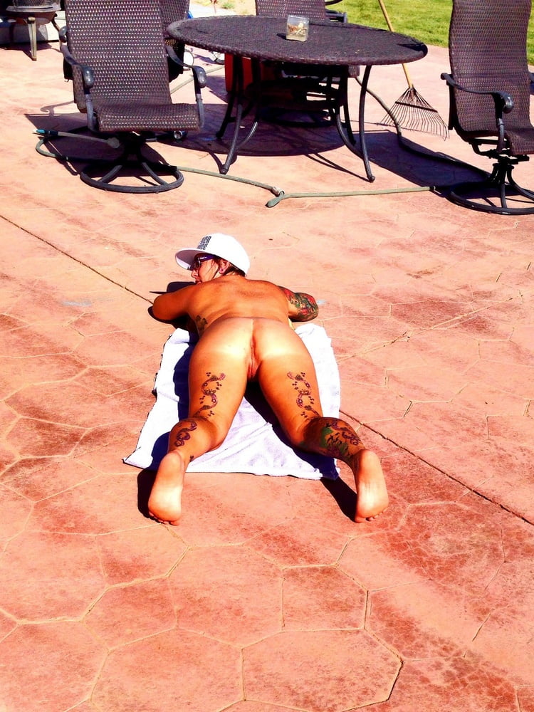 セクシーな入れ墨のある女性
 #81352873