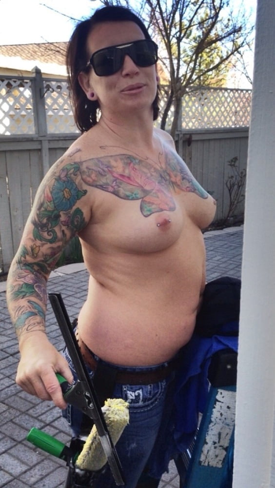 セクシーな入れ墨のある女性
 #81352877