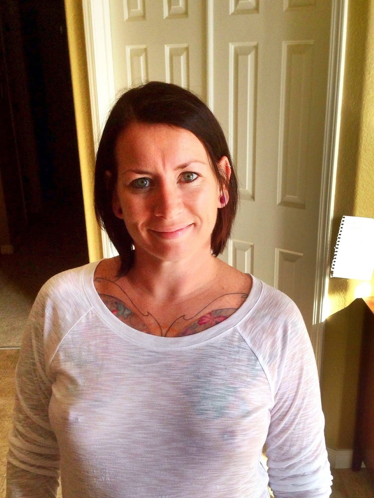 セクシーな入れ墨のある女性
 #81352918