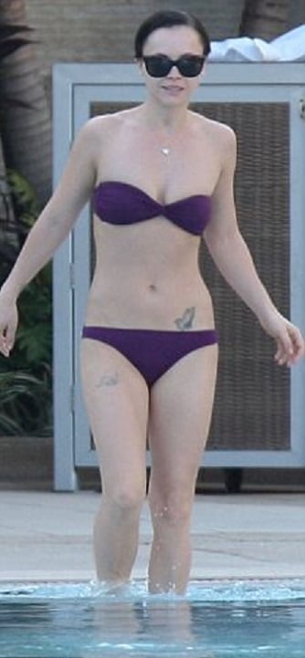 Christina ricci saftigen Arsch und große Titten im Bikini
 #99802205