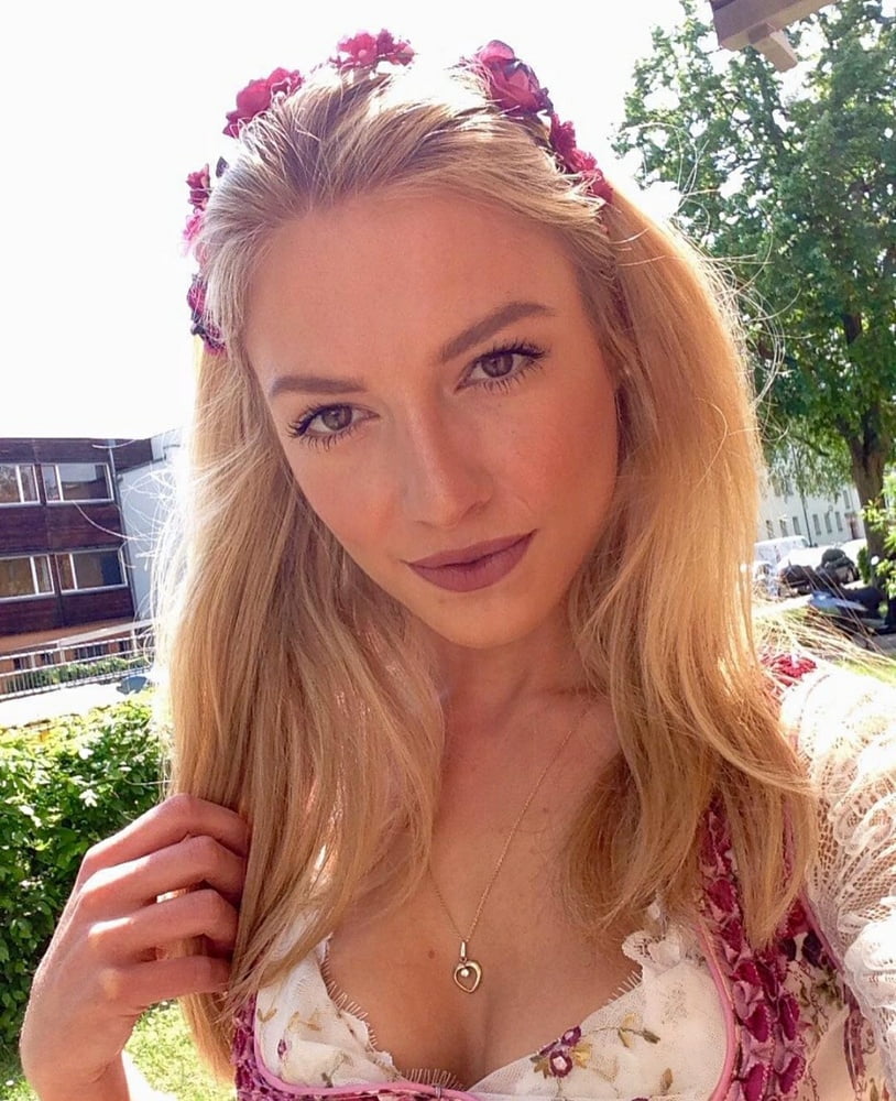 Sexy Dirndl Mädchen 377
 #81065326