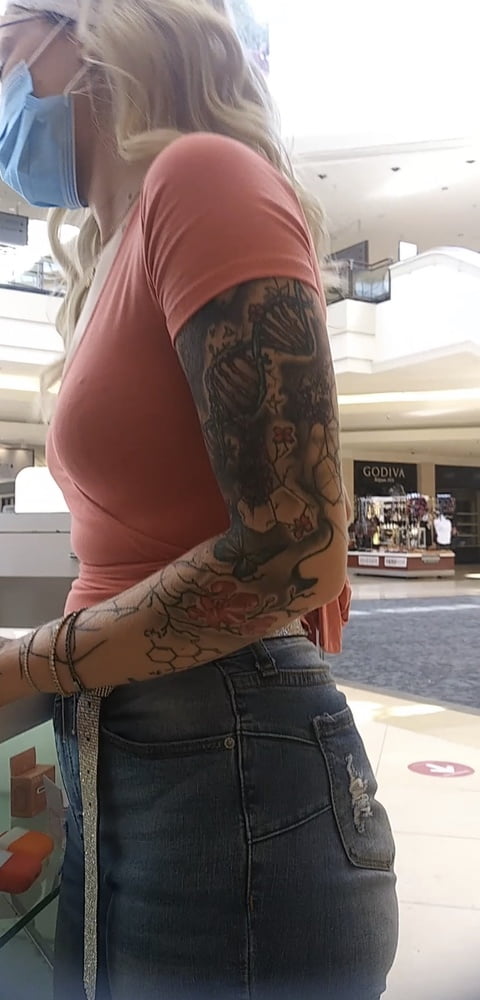 Une femme qui s'exhibe dans un jean serré.
 #80489994