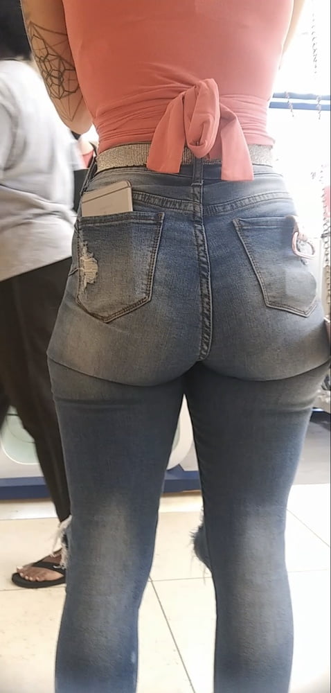 Une femme qui s'exhibe dans un jean serré.
 #80490005