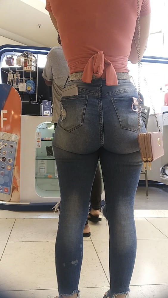 Une femme qui s'exhibe dans un jean serré.
 #80490007