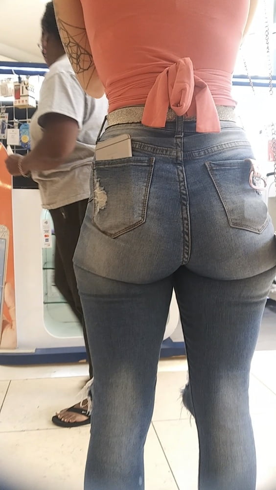 Une femme qui s'exhibe dans un jean serré.
 #80490009