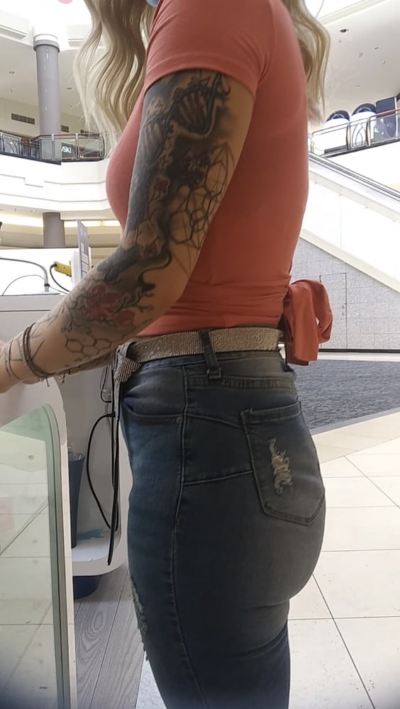 Une femme qui s'exhibe dans un jean serré.
 #80490017