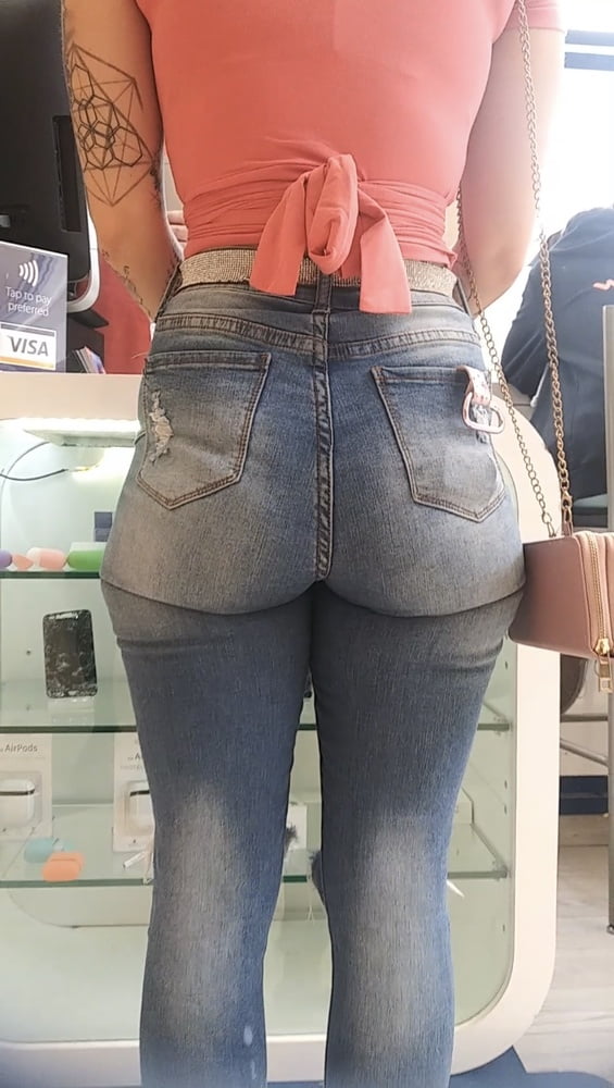 Une femme qui s'exhibe dans un jean serré.
 #80490019