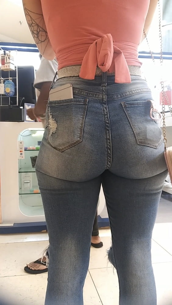 Une femme qui s'exhibe dans un jean serré.
 #80490027