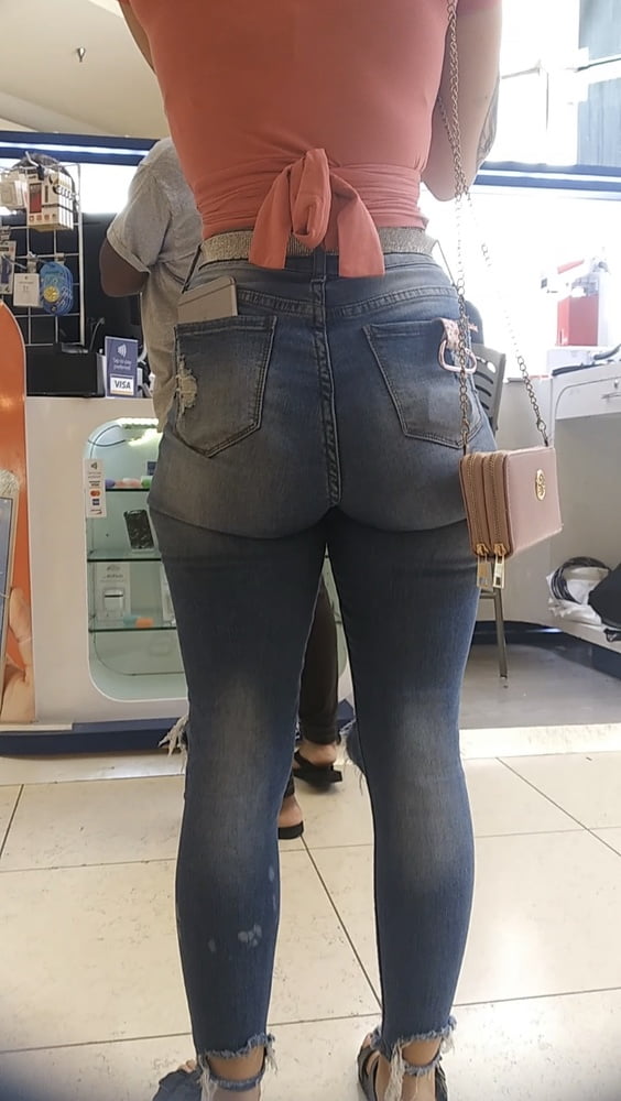 Une femme qui s'exhibe dans un jean serré.
 #80490030
