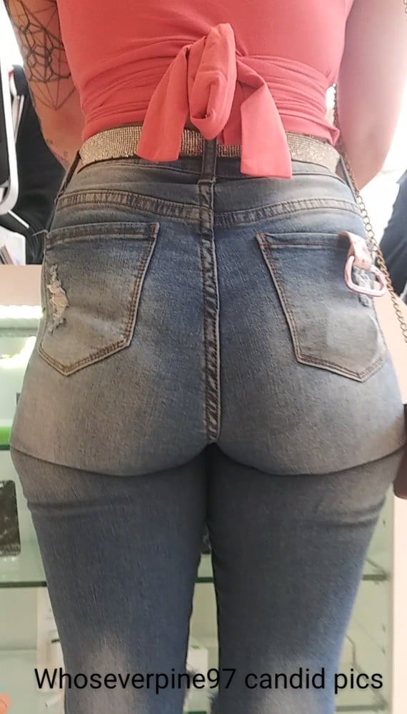 Une femme qui s'exhibe dans un jean serré.
 #80490036