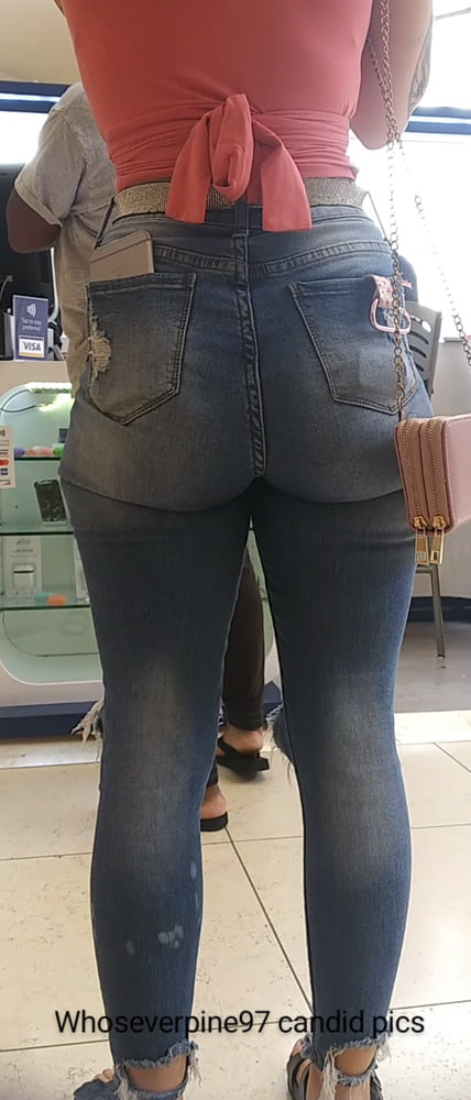 Une femme qui s'exhibe dans un jean serré.
 #80490039