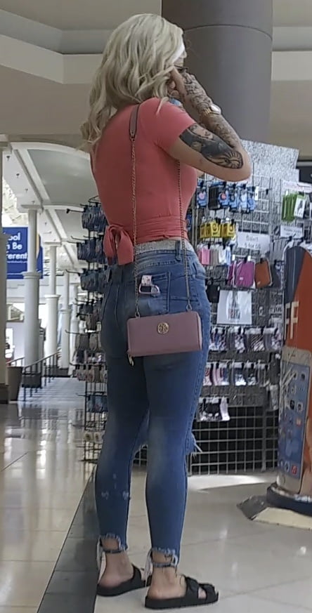 Une femme qui s'exhibe dans un jean serré.
 #80490042