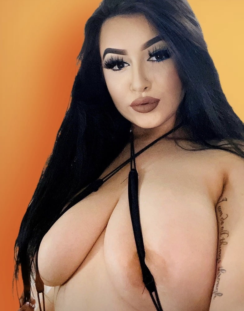 Sexy latina teen schlampe mit großen titten
 #81905674