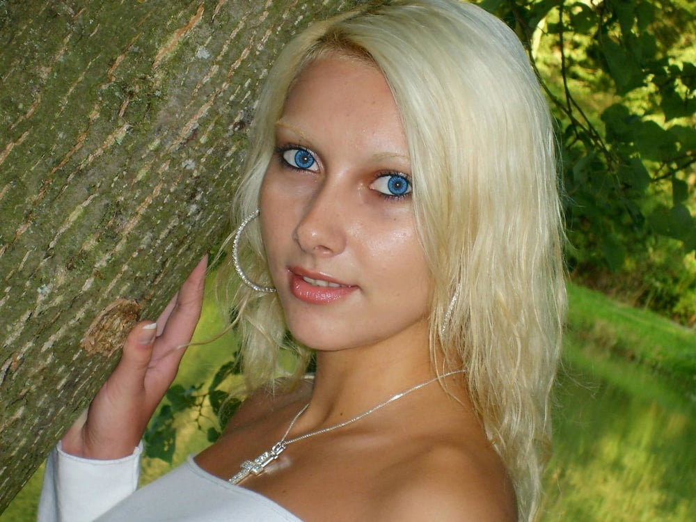 Petite amie blonde aux yeux bleus
 #104523662