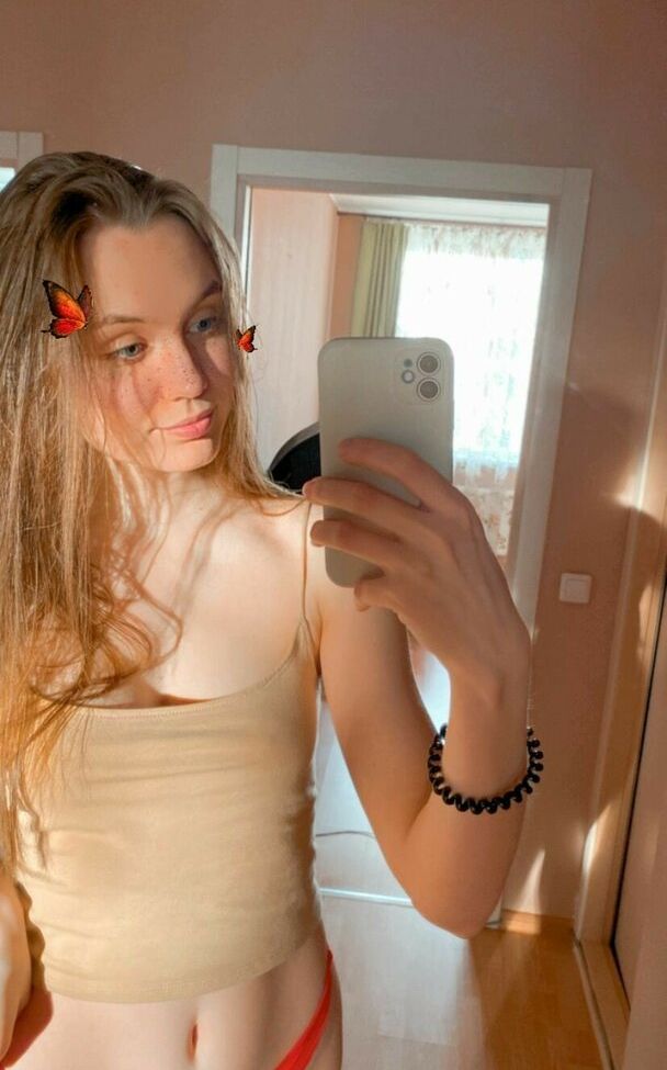 Nutsi desnuda #109818866