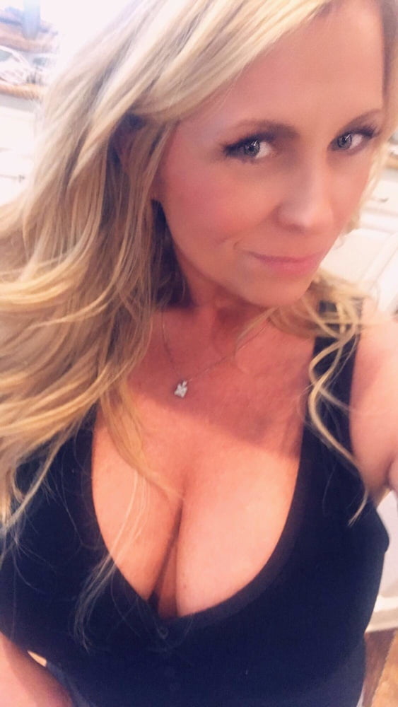 Soy una gilf puta de polla negra, que ama los gangbangs y la bbc
 #81799194