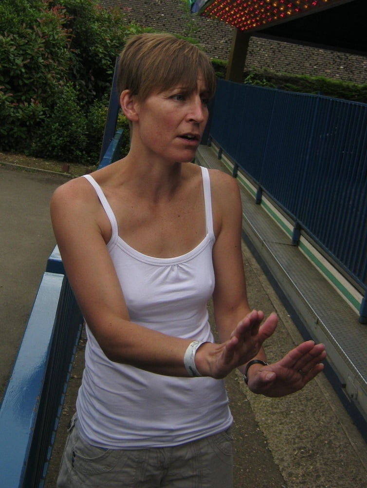 Hummm, les tetons qui pointent
 #97913712