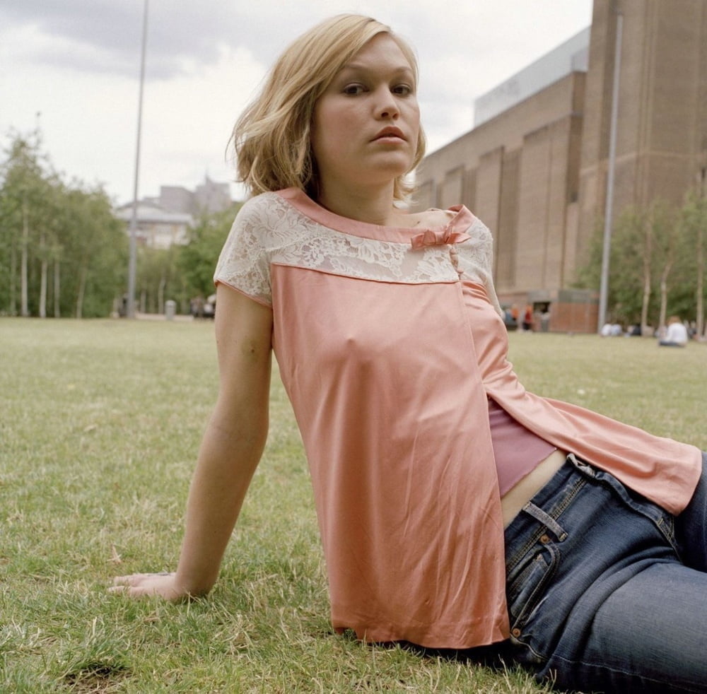 Hummm, les tetons qui pointent
 #97913796