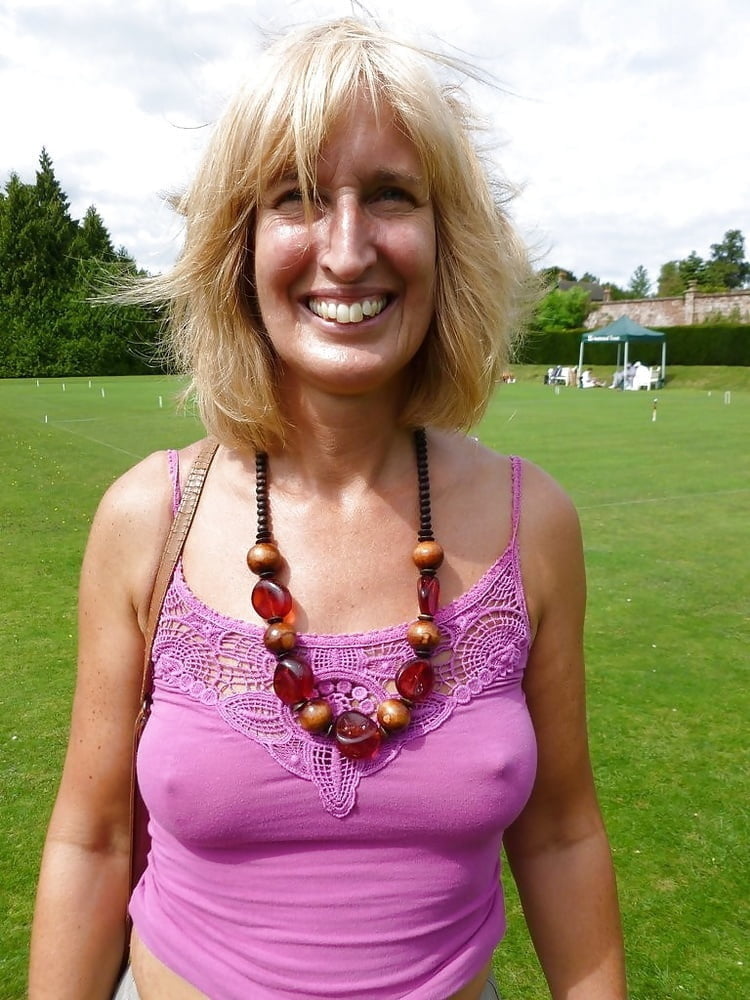 Hummm, les tetons qui pointent
 #97913826