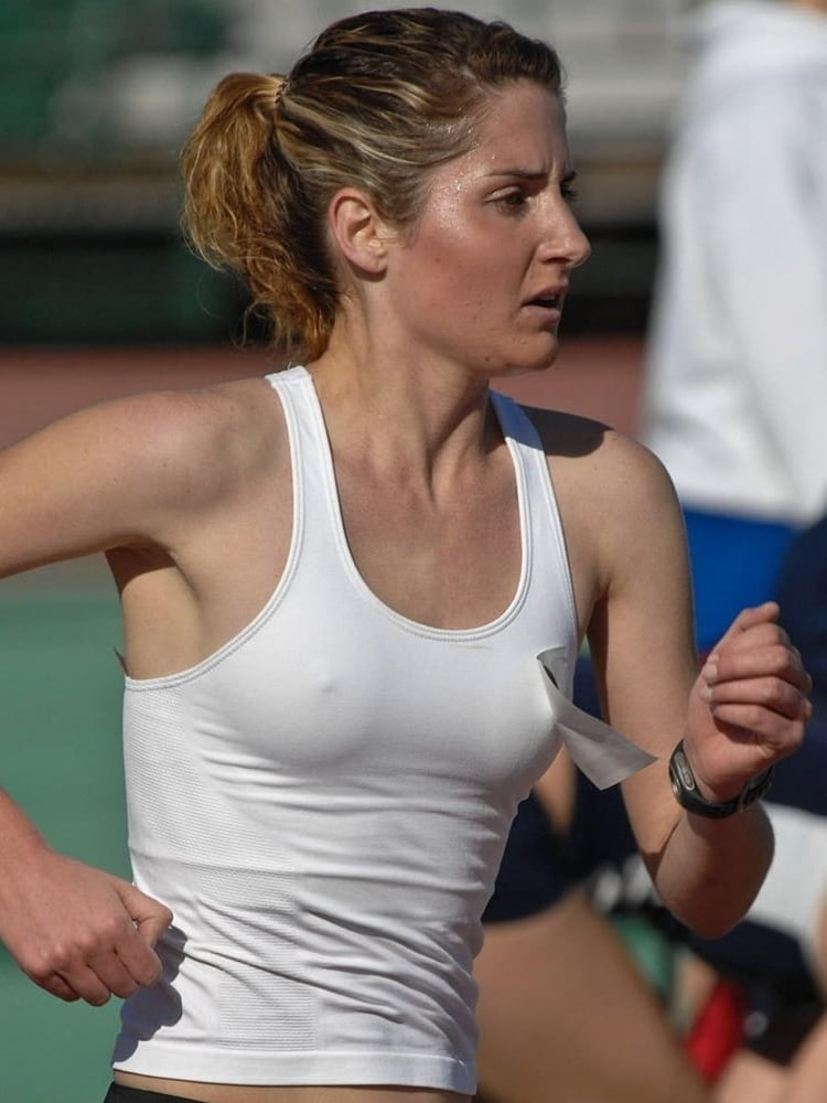 Hummm, les tetons qui pointent
 #97913930