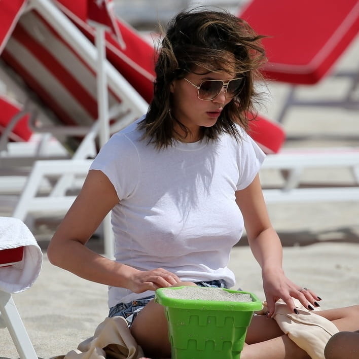 Hummm, les tetons qui pointent
 #97913991