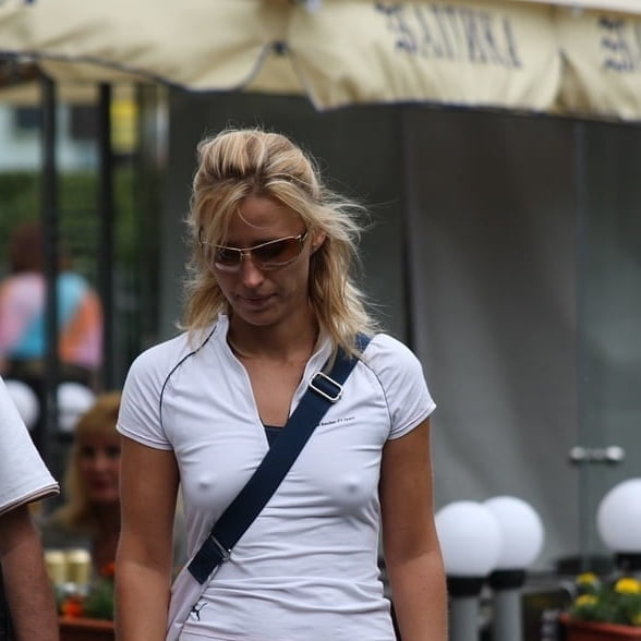 Hummm, les tetons qui pointent
 #97913993